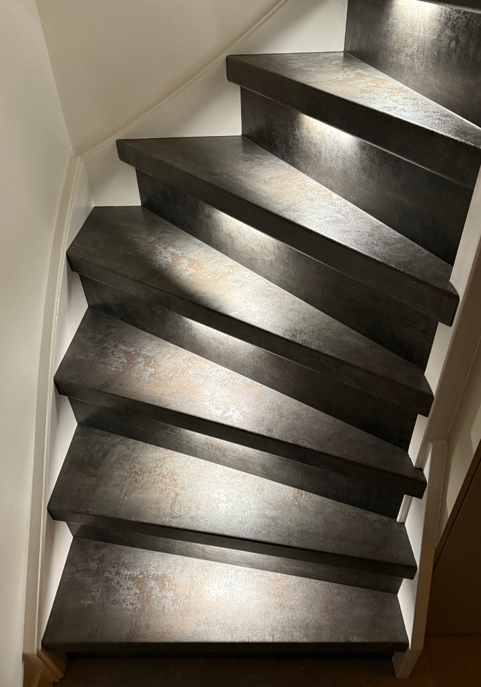 Betonlook traprenovatie blauwstaal